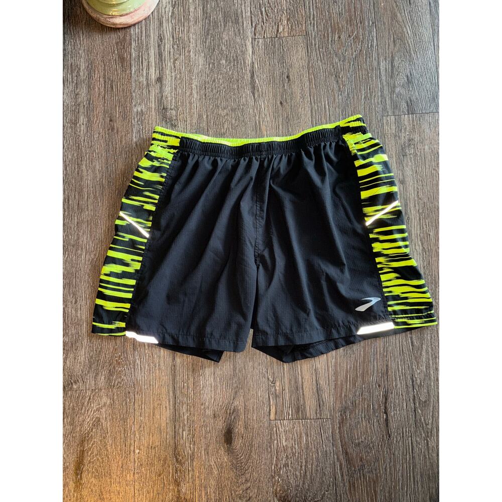 Brooks men’s large running shorts excellent condition